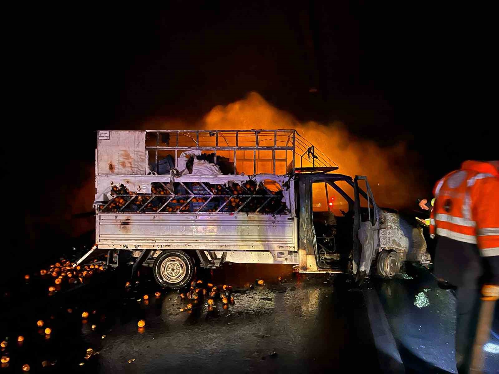 Osmaniye’de mandalina yüklü kamyonette çıkan yangın söndürüldü
