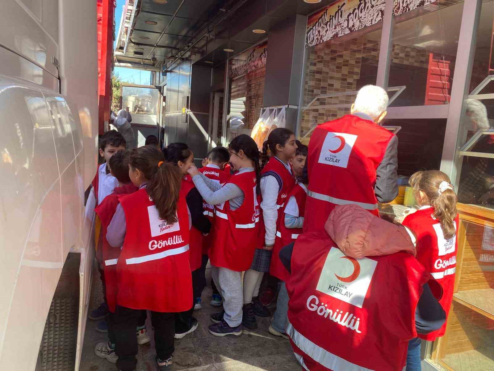Osmaniye’de minik öğrencilerden askıda ekmek kampanyasına destek
