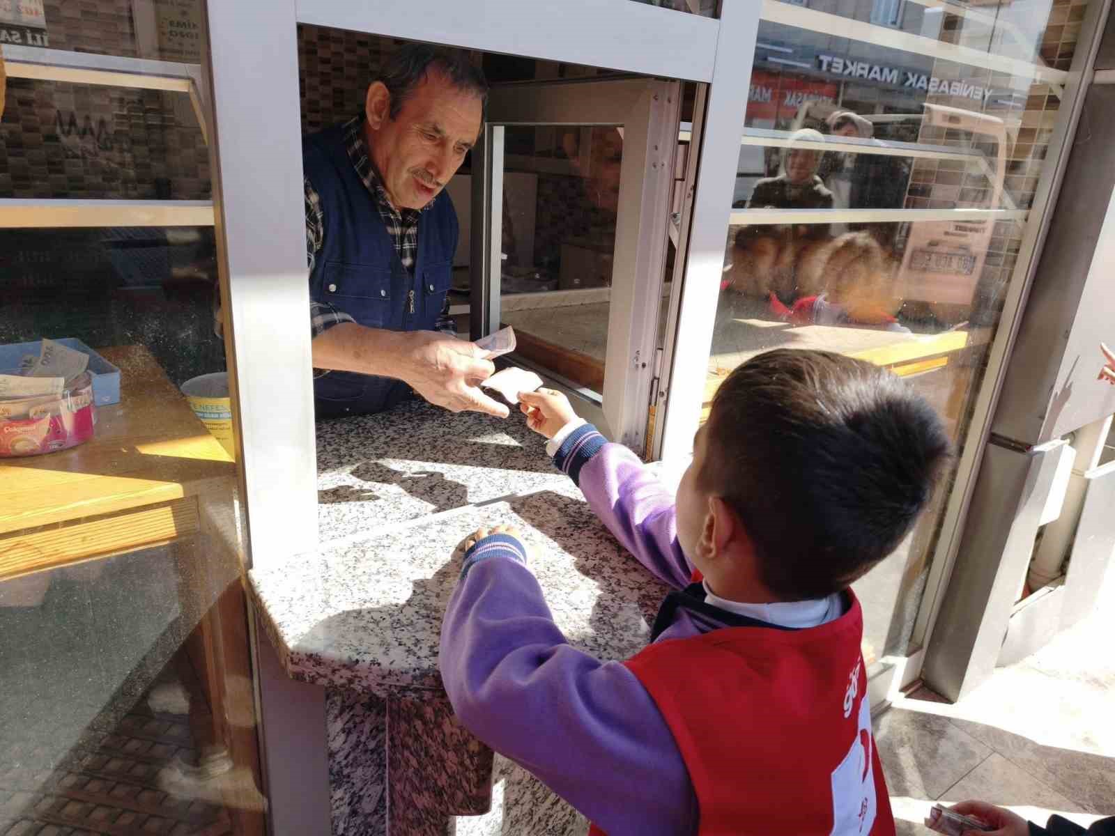 Osmaniye’de minik öğrencilerden askıda ekmek kampanyasına destek
