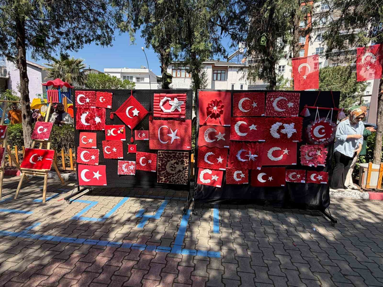 Osmaniye’de minik öğrencilerden el emeği bayrak sergisi
