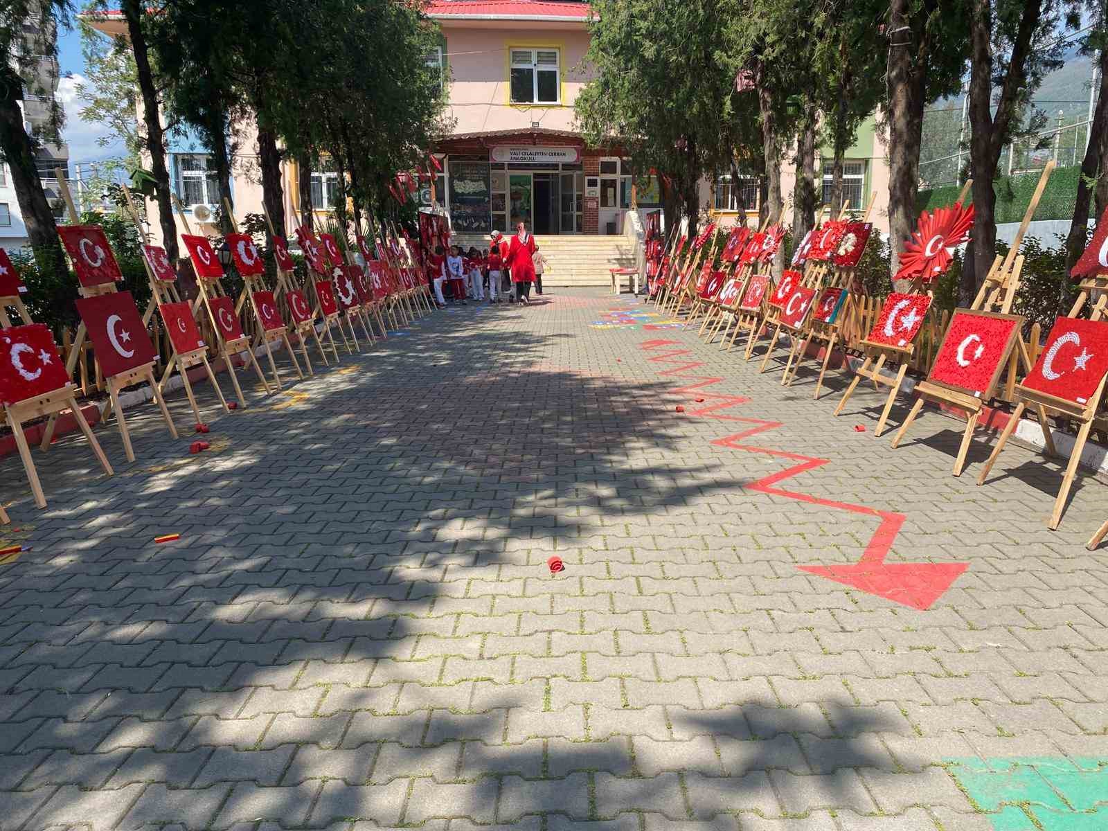 Osmaniye’de minik öğrencilerden el emeği bayrak sergisi
