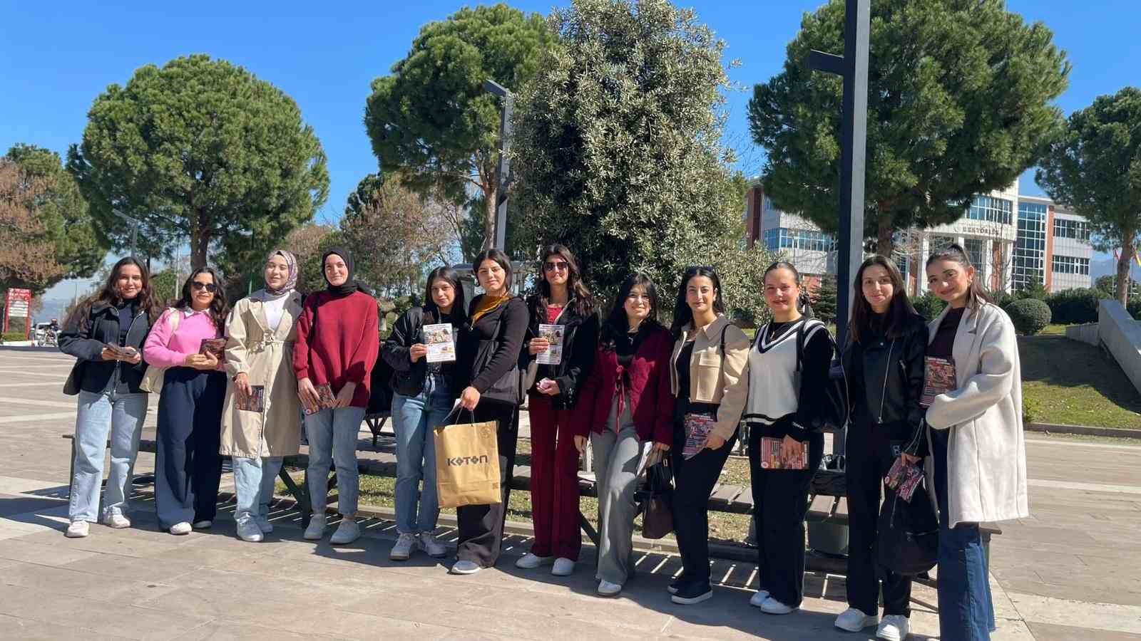 Osmaniye’de öğrenciler Kadınlar Günü’nde gül şeklinde mum dağıttı
