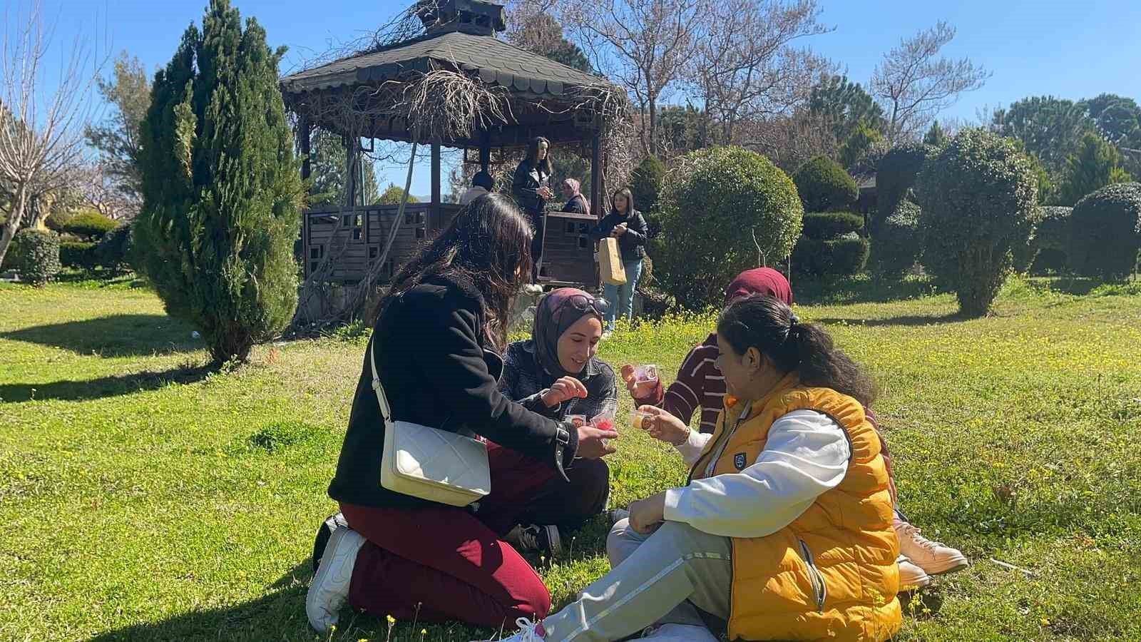 Osmaniye’de öğrenciler Kadınlar Günü’nde gül şeklinde mum dağıttı
