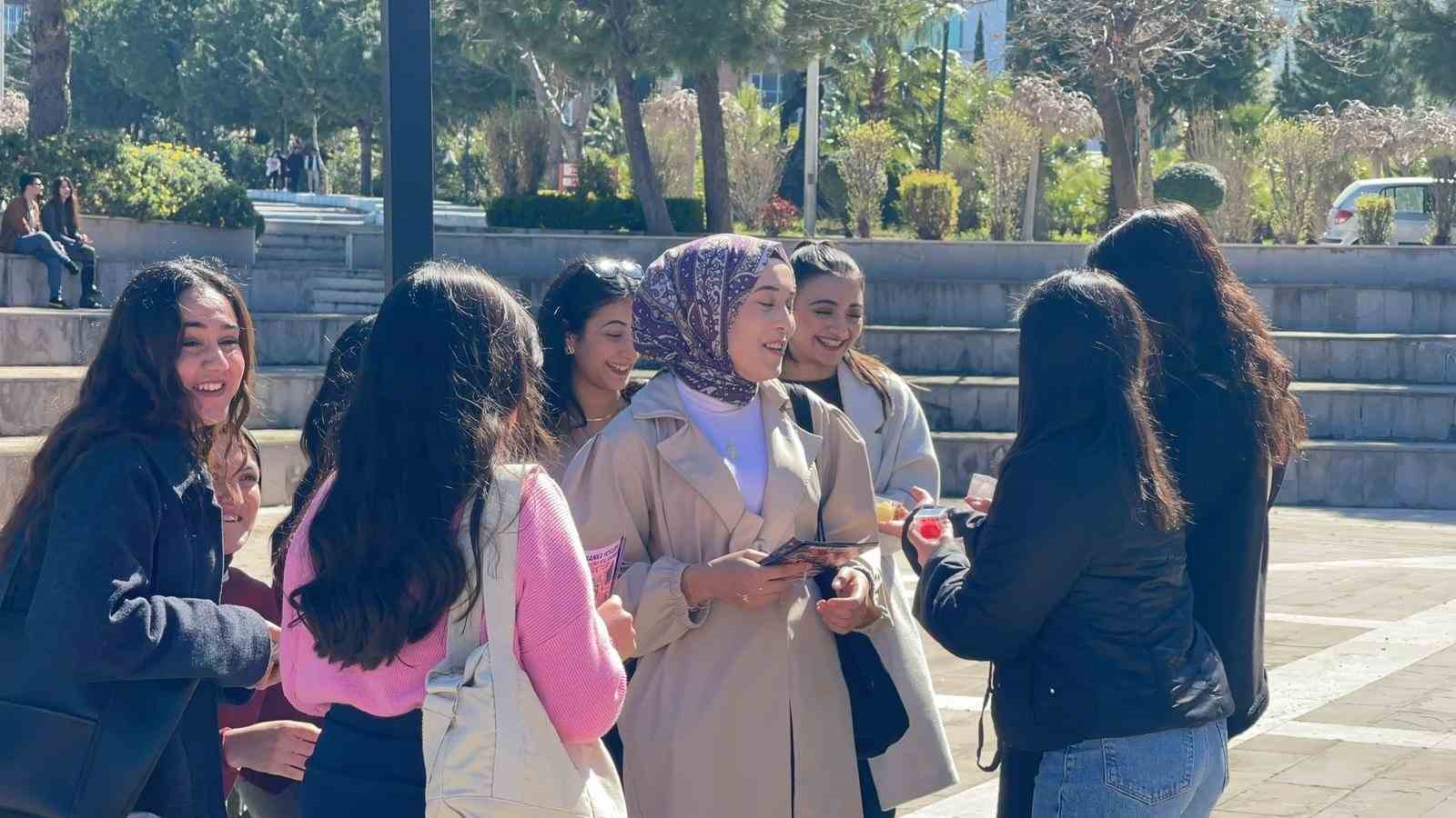 Osmaniye’de öğrenciler Kadınlar Günü’nde gül şeklinde mum dağıttı
