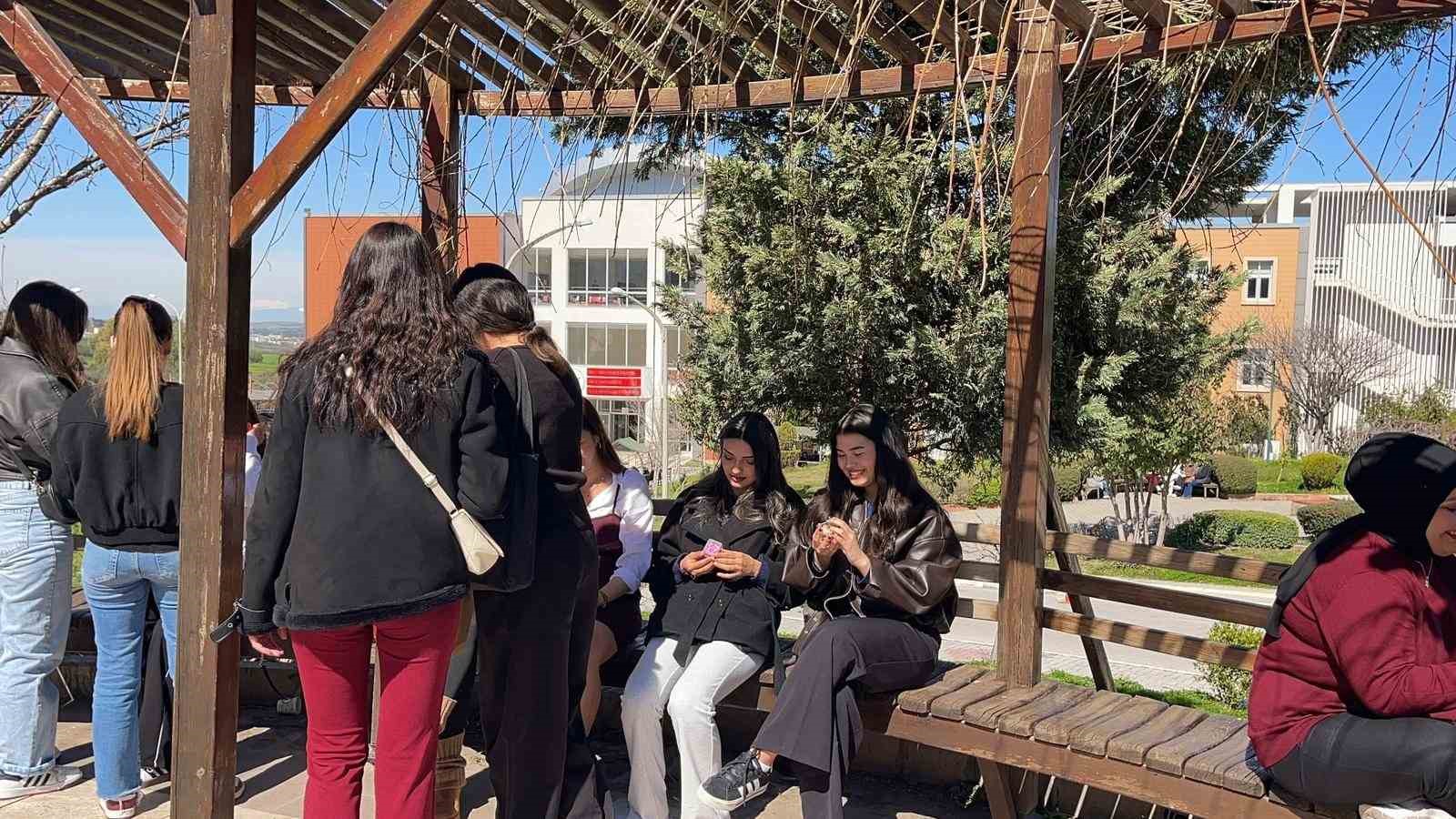 Osmaniye’de öğrenciler Kadınlar Günü’nde gül şeklinde mum dağıttı
