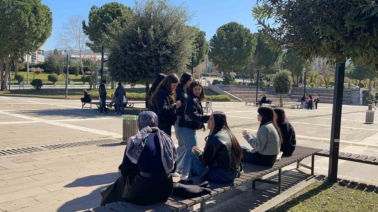 Osmaniye’de öğrenciler Kadınlar Günü’nde gül şeklinde mum dağıttı
