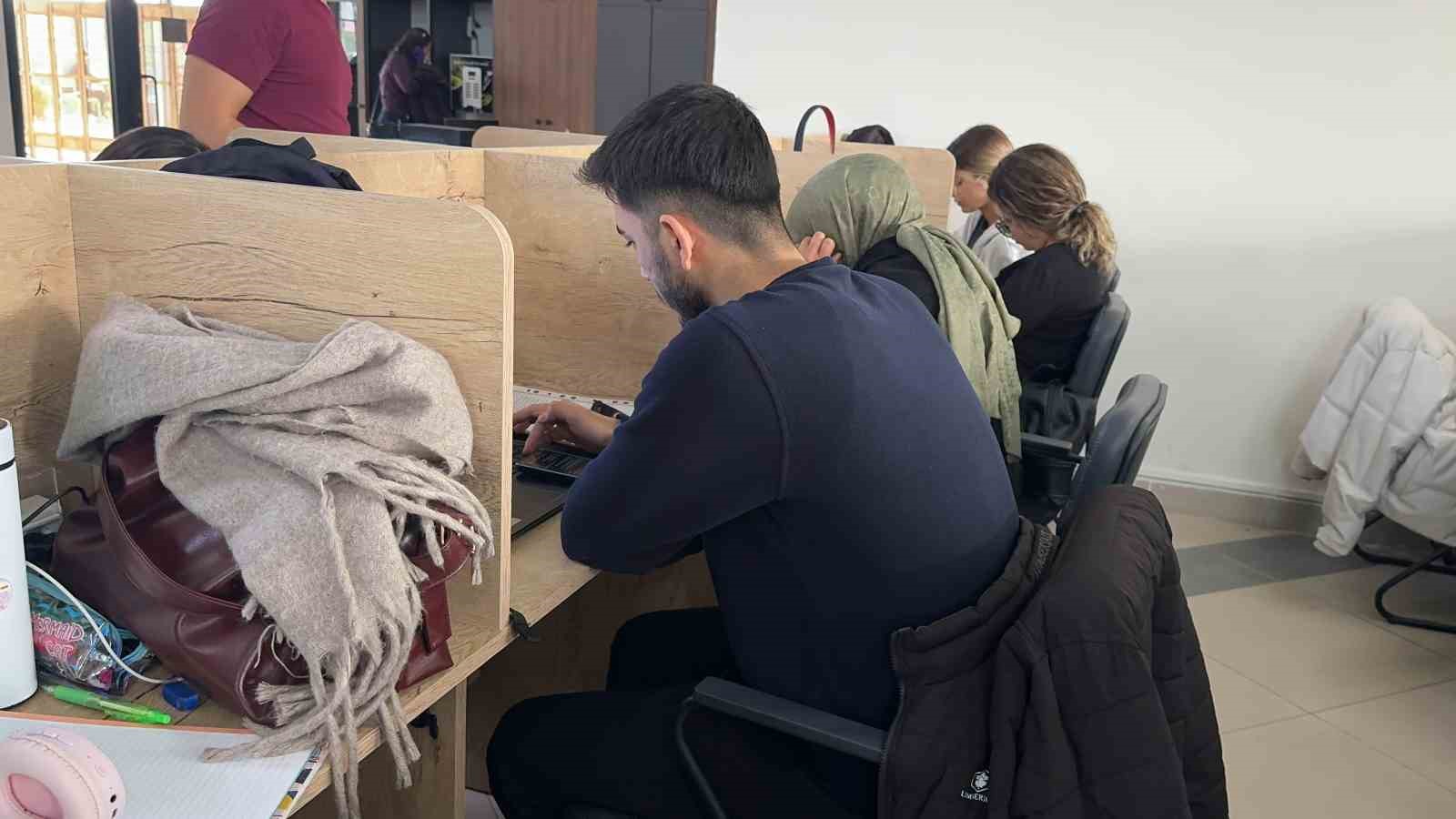 Osmaniye’de öğrenciler kitap kafede hem ders çalışıyor hem sosyalleşiyor
