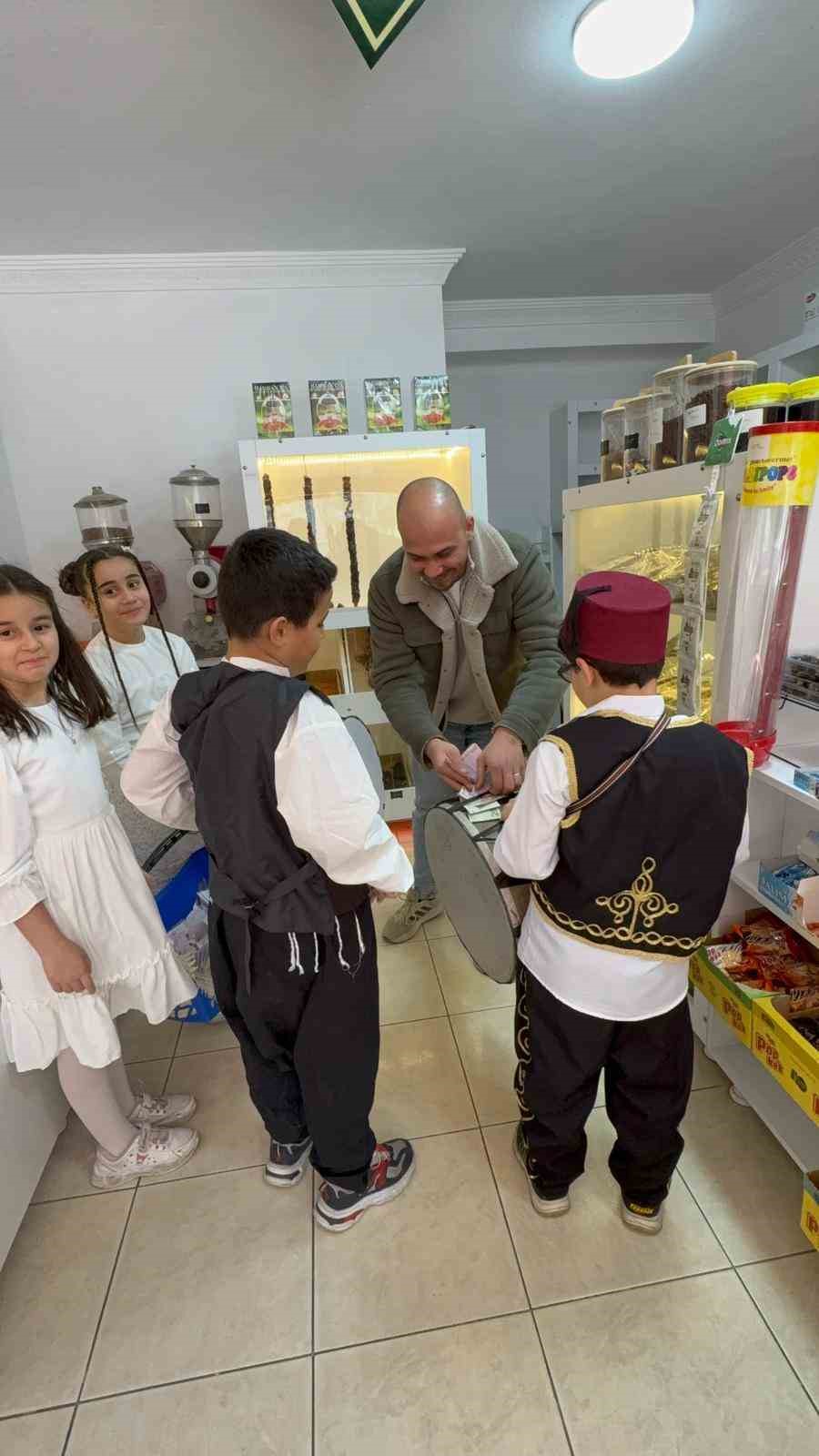 Osmaniye’de öğrenciler maniler okudular, lokum dağıttı
