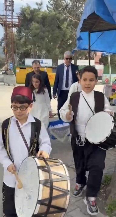 Osmaniye’de öğrenciler maniler okudular, lokum dağıttı
