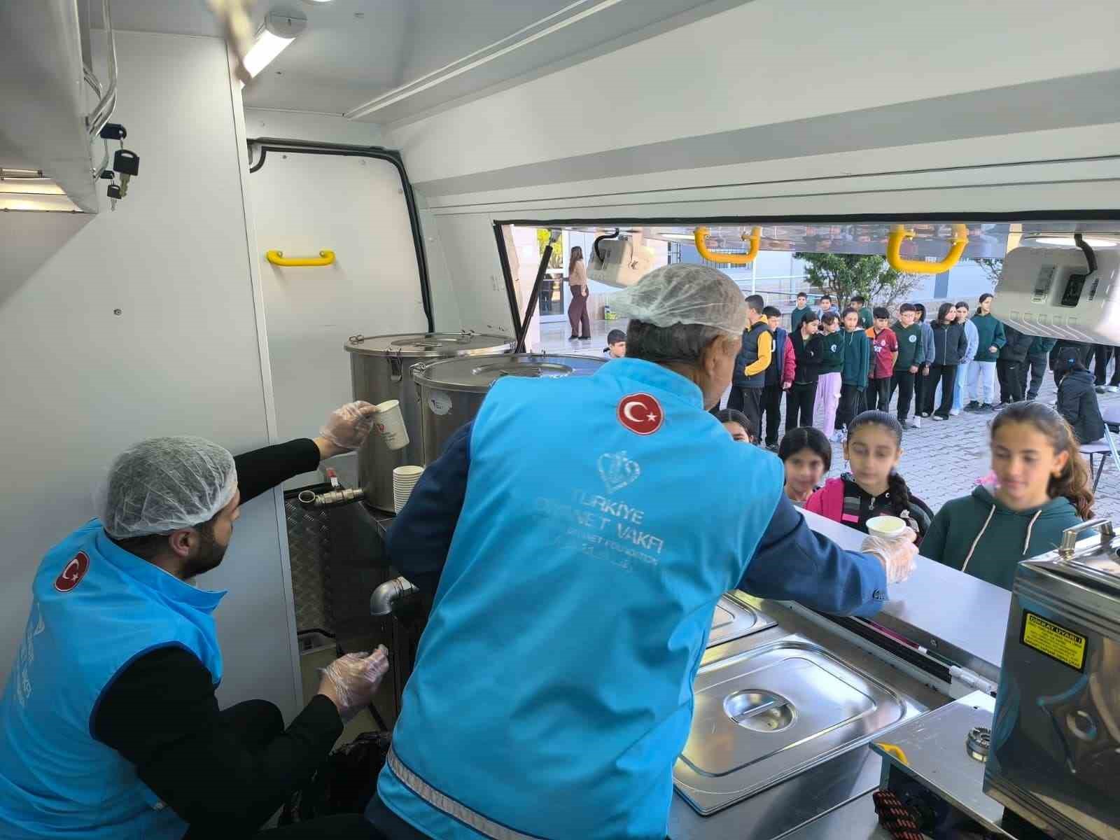 Osmaniye’de öğrencilere sıcak çorba ikramı
