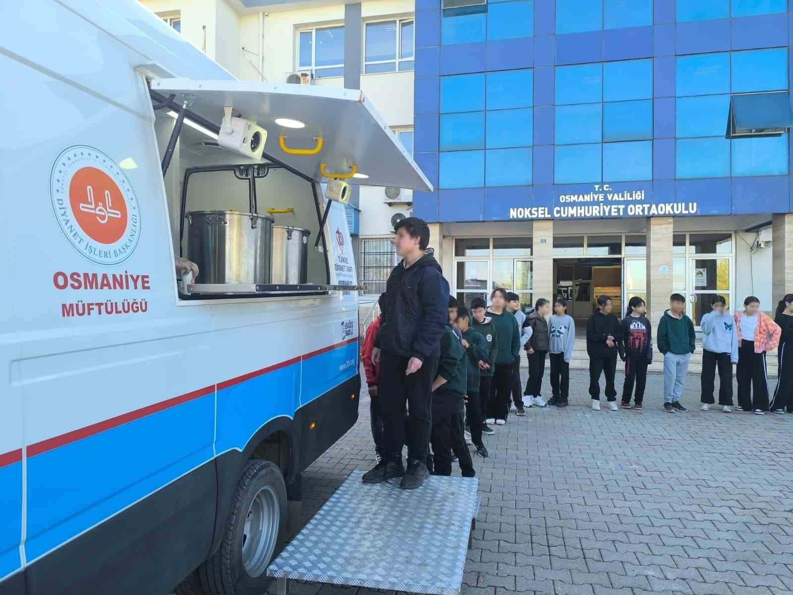 Osmaniye’de öğrencilere sıcak çorba ikramı

