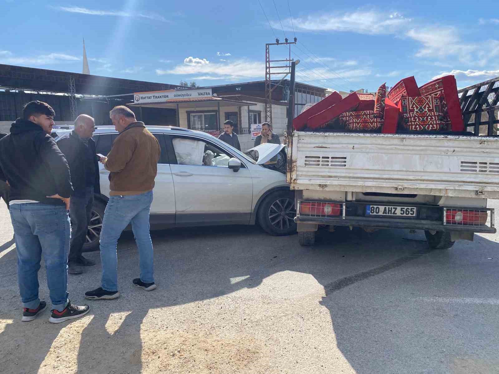 Osmaniye’de otomobil ile pikap çarpıştı 2 yaralı
