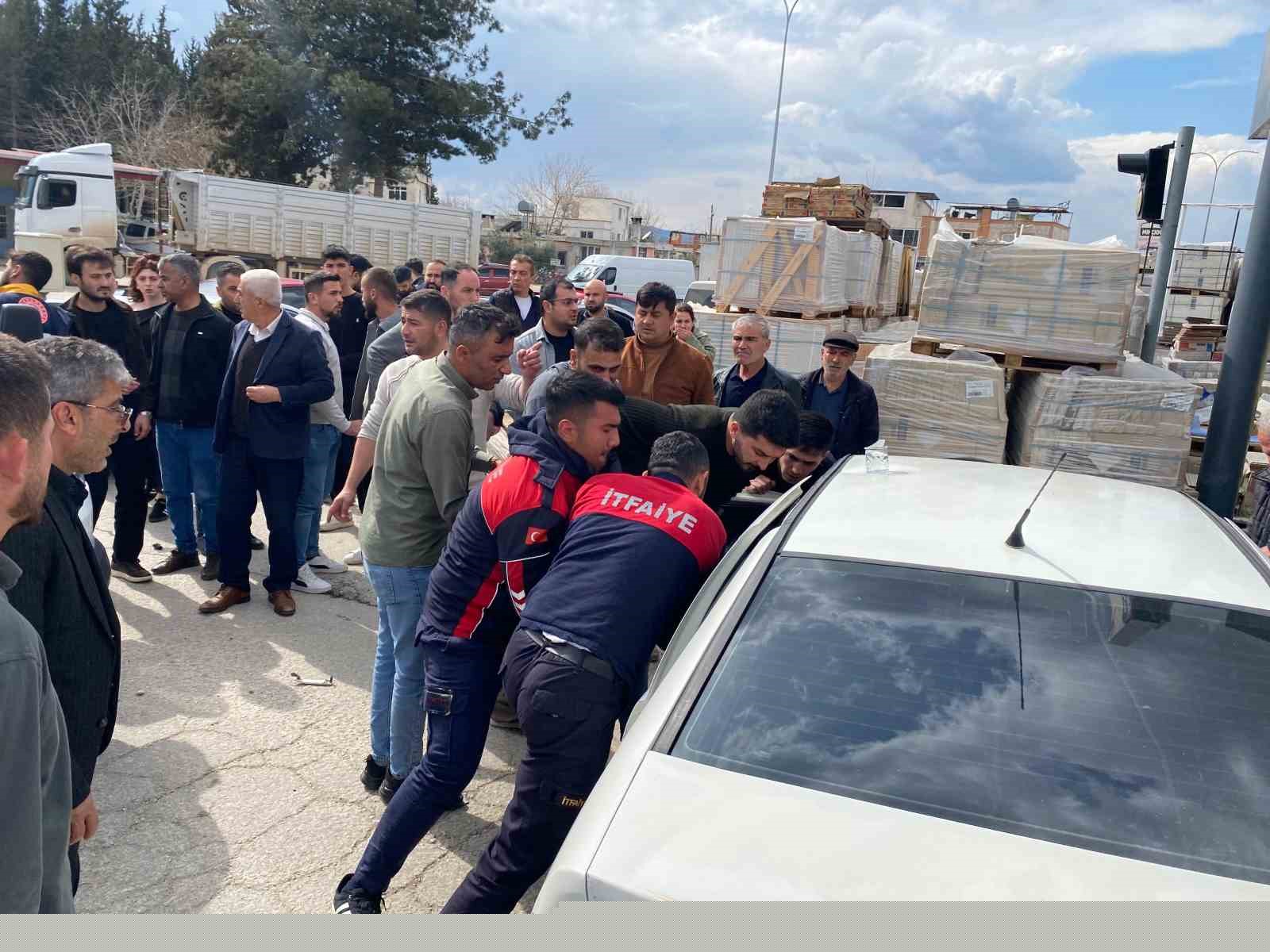 Osmaniye’de otomobil inşaat malzemelerine çarptı: 2’si ağır 3 yaralı
