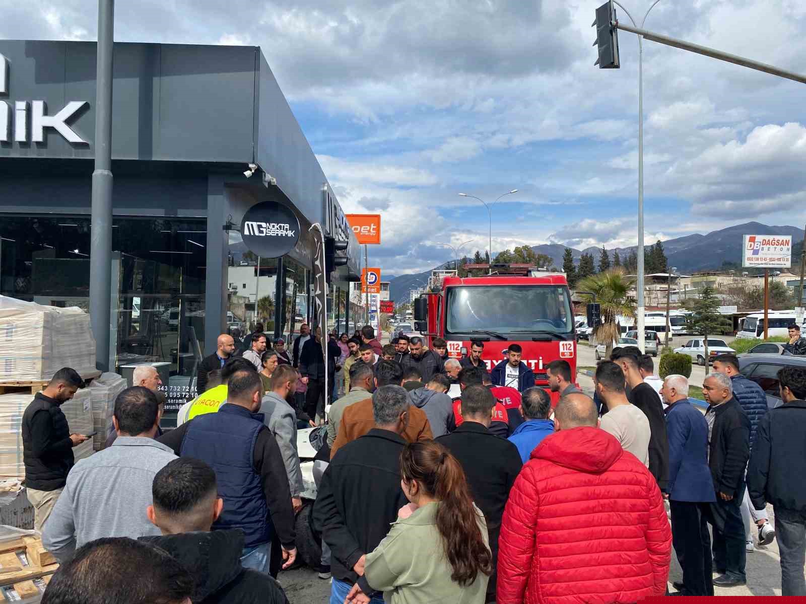 Osmaniye’de otomobil inşaat malzemelerine çarptı: 2’si ağır 3 yaralı
