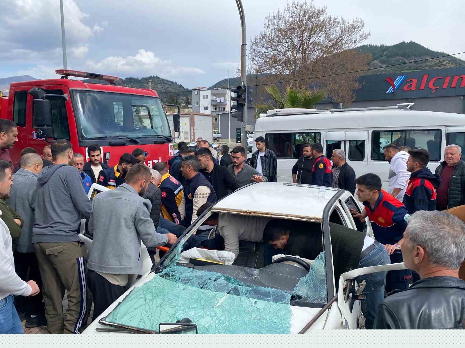 Osmaniye’de otomobil inşaat malzemelerine çarptı: 2’si ağır 3 yaralı
