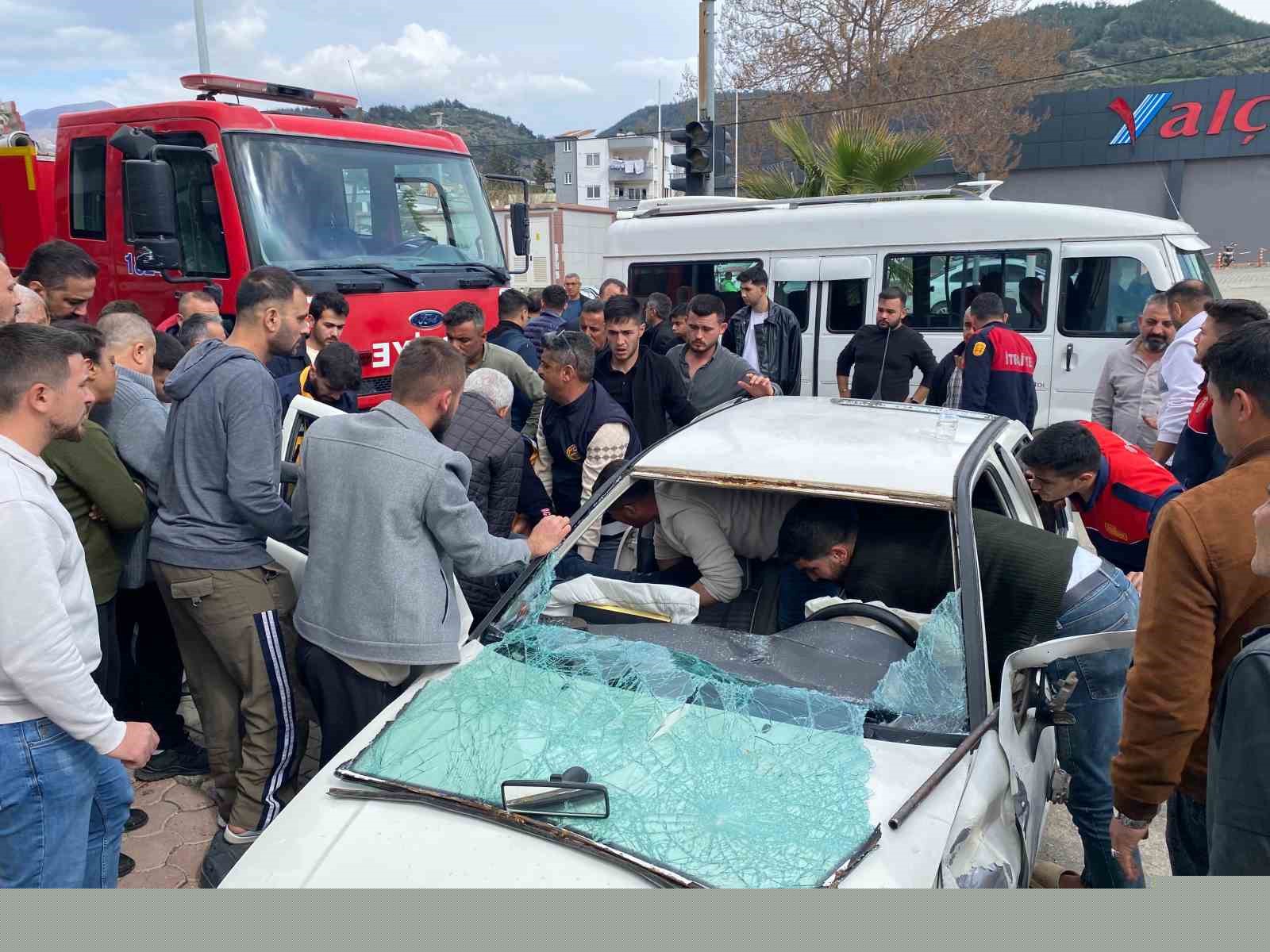 Osmaniye’de otomobil inşaat malzemelerine çarptı: 2’si ağır 3 yaralı
