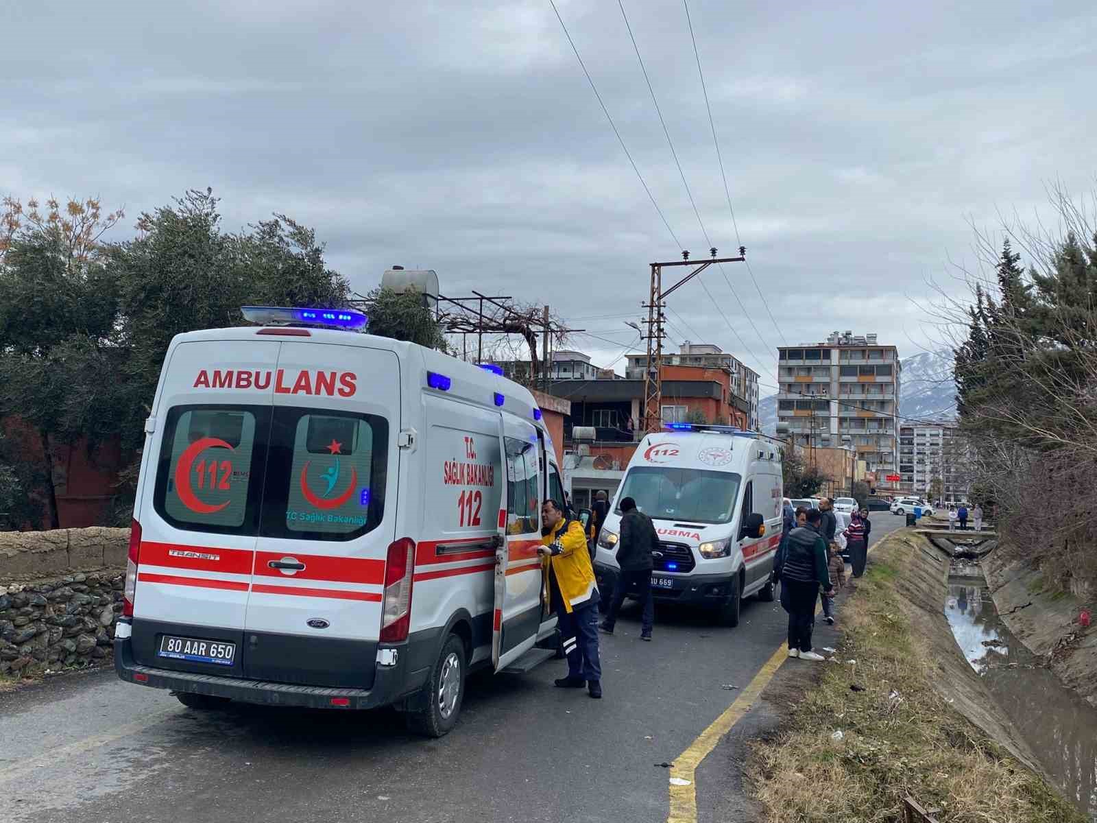 Osmaniye’de otomobille çarpışan motosiklet kanala düştü: 2 yaralı
