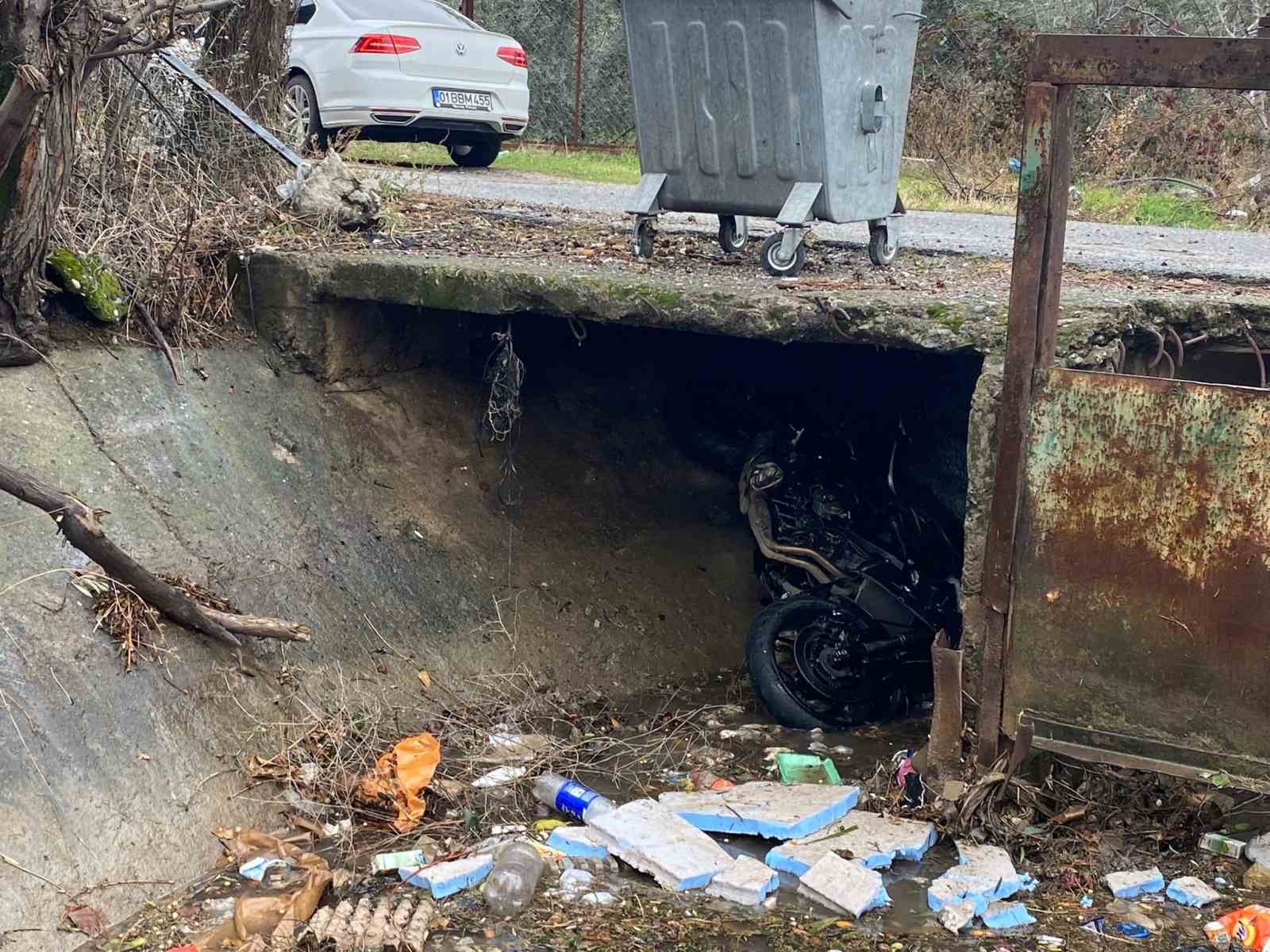 Osmaniye’de otomobille çarpışan motosiklet kanala düştü: 2 yaralı
