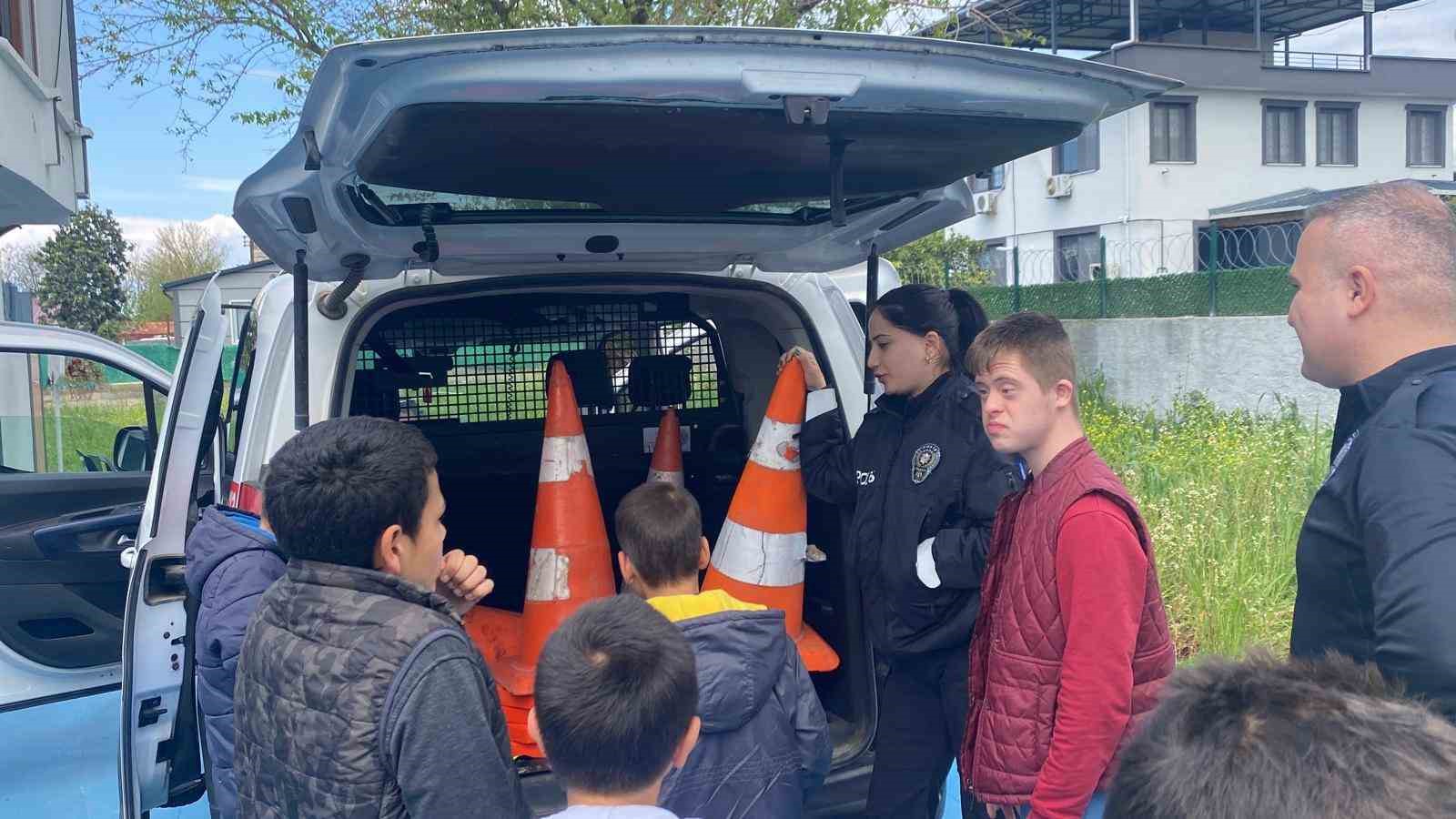 Osmaniye’de özel öğrencilerden polislere çiçekli sürpriz
