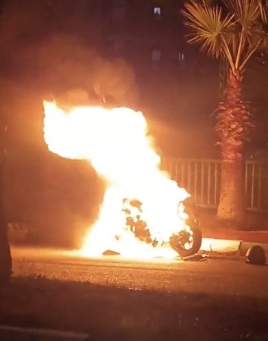 Osmaniye’de park halindeki motosiklet alev alev yandı
