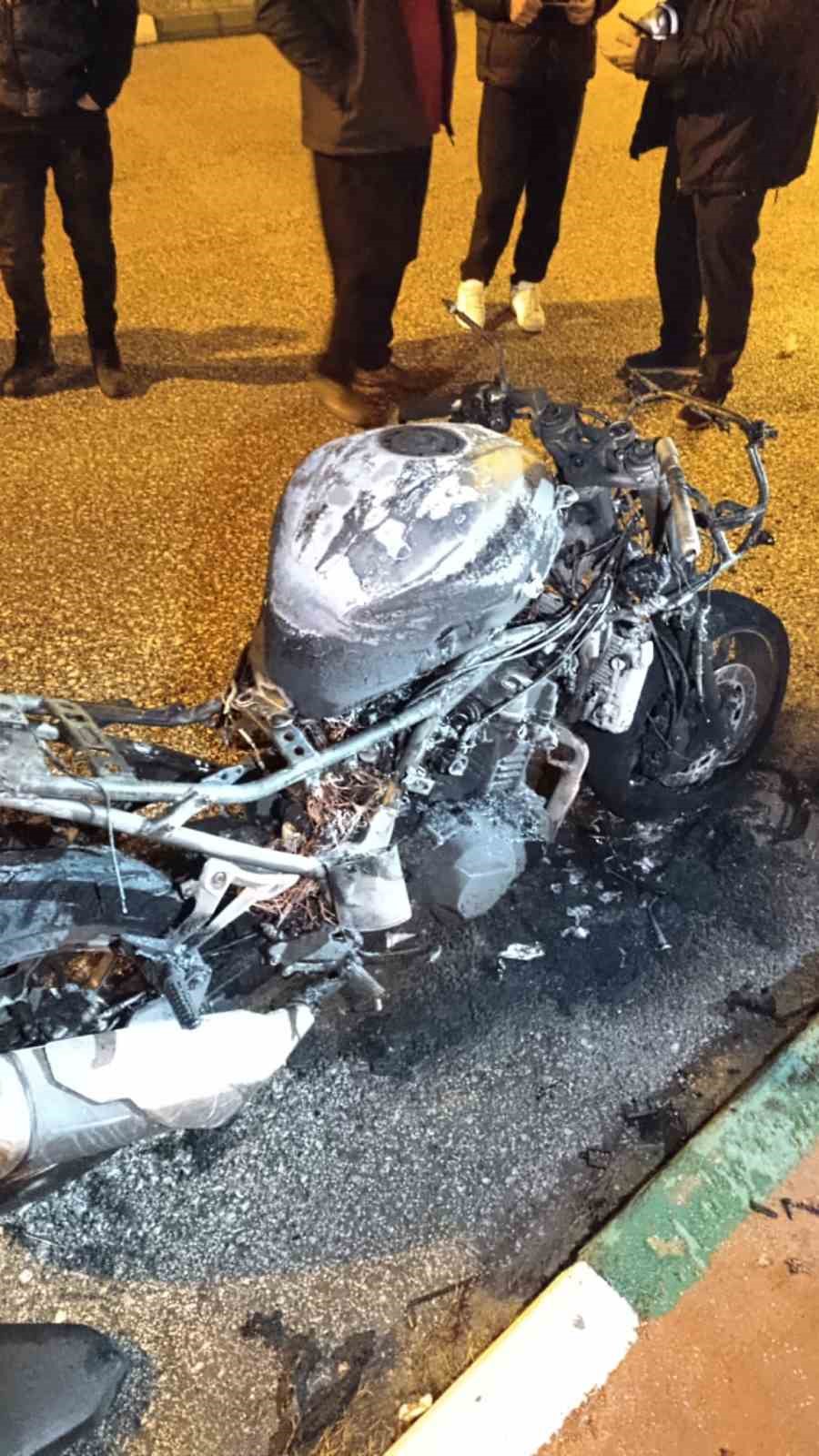 Osmaniye’de park halindeki motosiklet alev alev yandı
