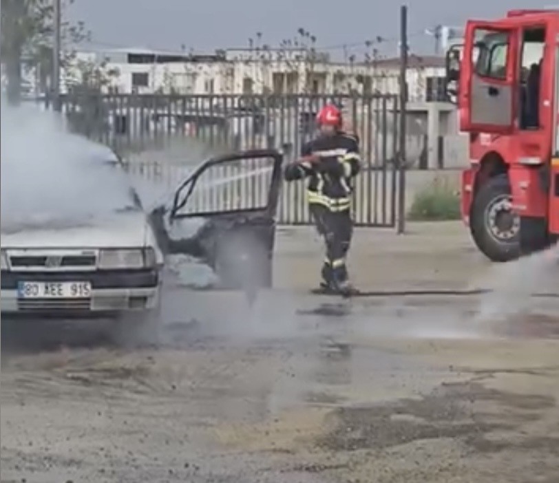Osmaniye’de park halindeki otomobil alev alev yandı
