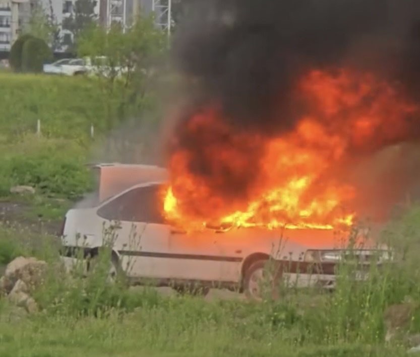 Osmaniye’de park halindeki otomobil alev alev yandı
