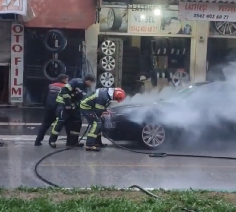Osmaniye’de park halindeki otomobil yandı
