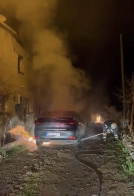 Osmaniye’de park halindeki otomobilde çıkan yangın söndürüldü

