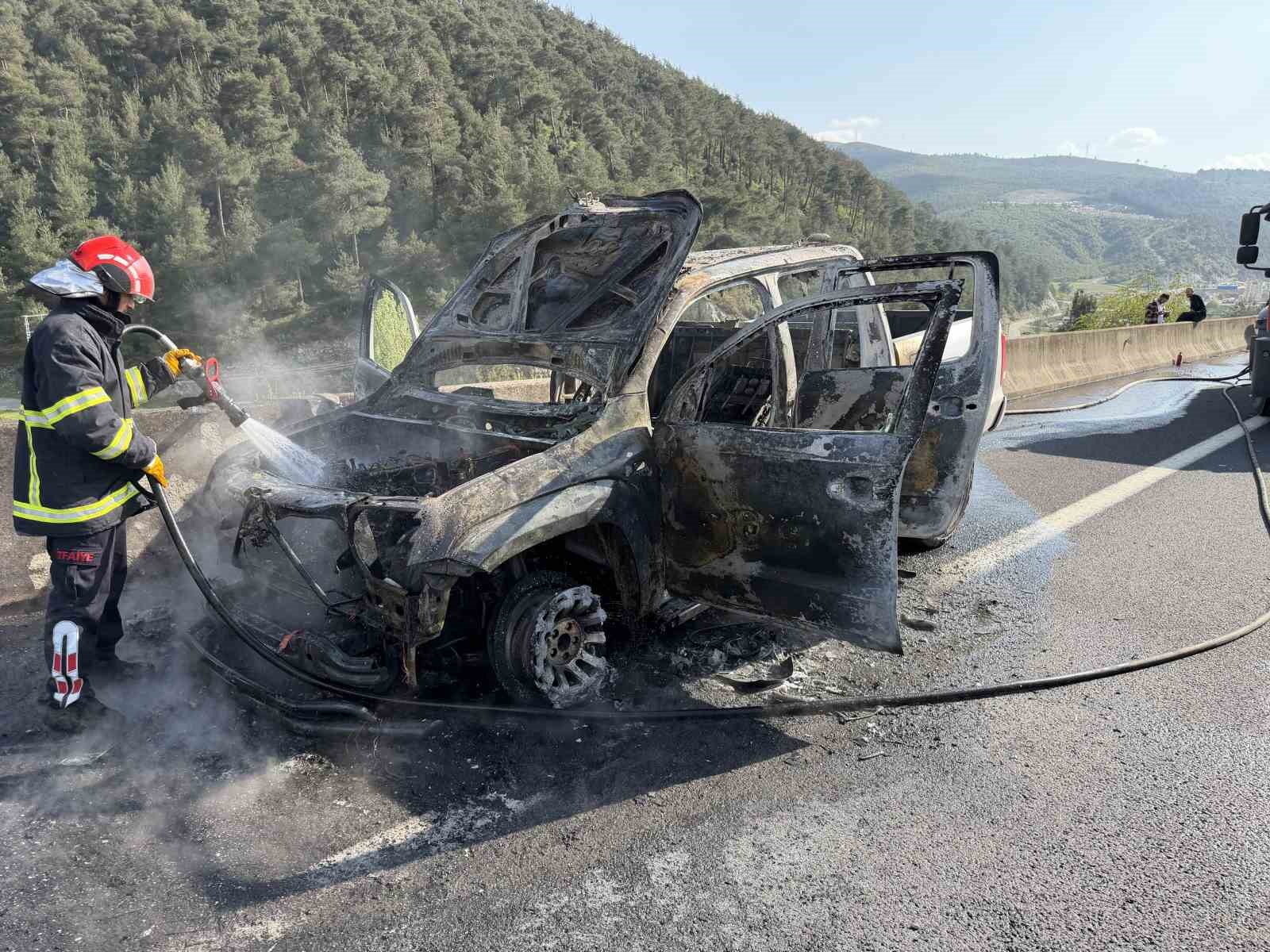 Osmaniye’de pikap alev alev yandı, sürücü son anda kurtuldu

