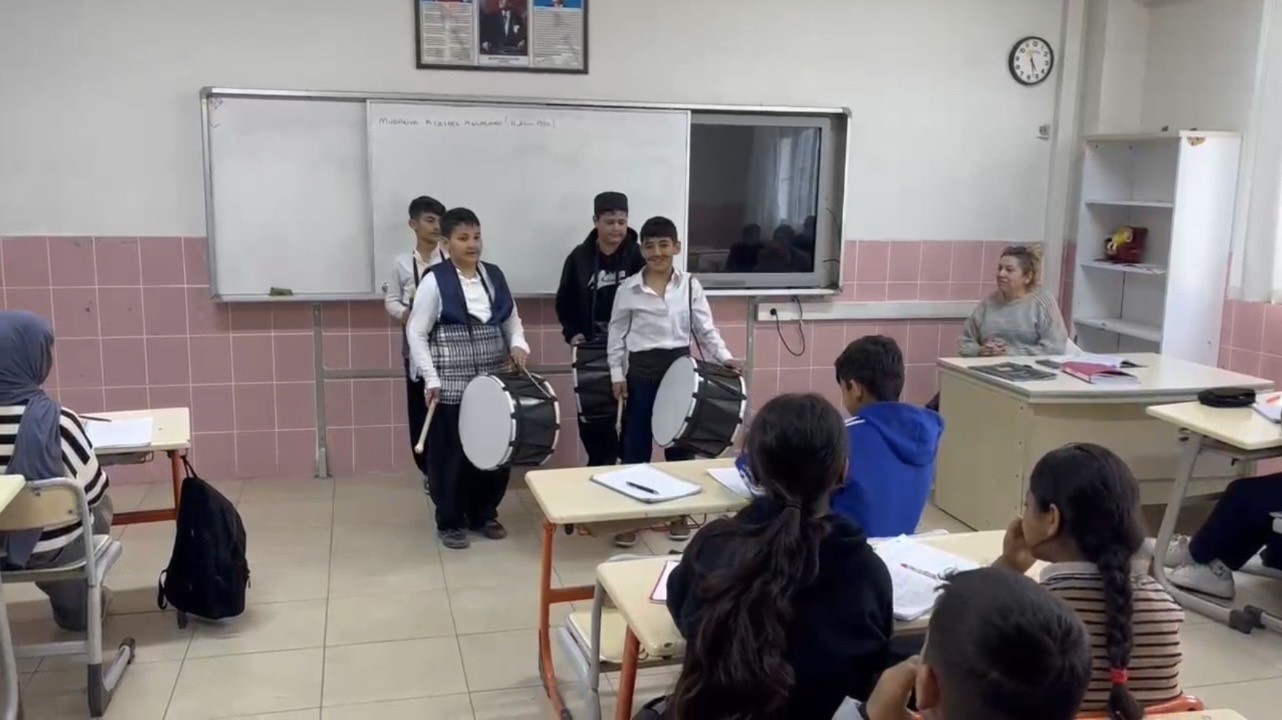 Osmaniye’de Ramazan davulu okulda çaldı, gelenek canlandı

