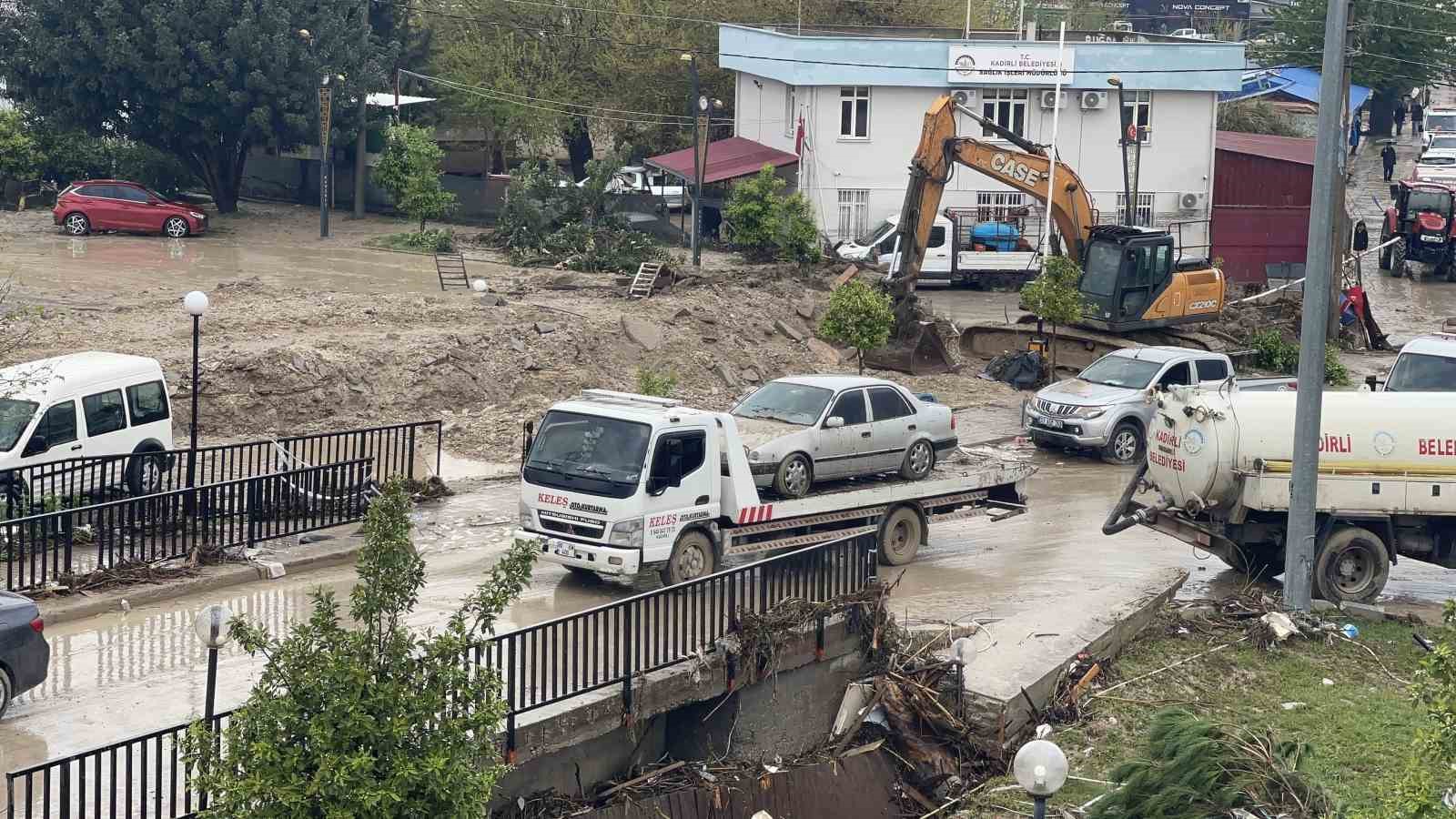 Osmaniye’de sel alarmı: 251 araç, bin 93 personel görevde
Osmaniye’de sel alarmı: 251 araç, bin 93 personel görevde