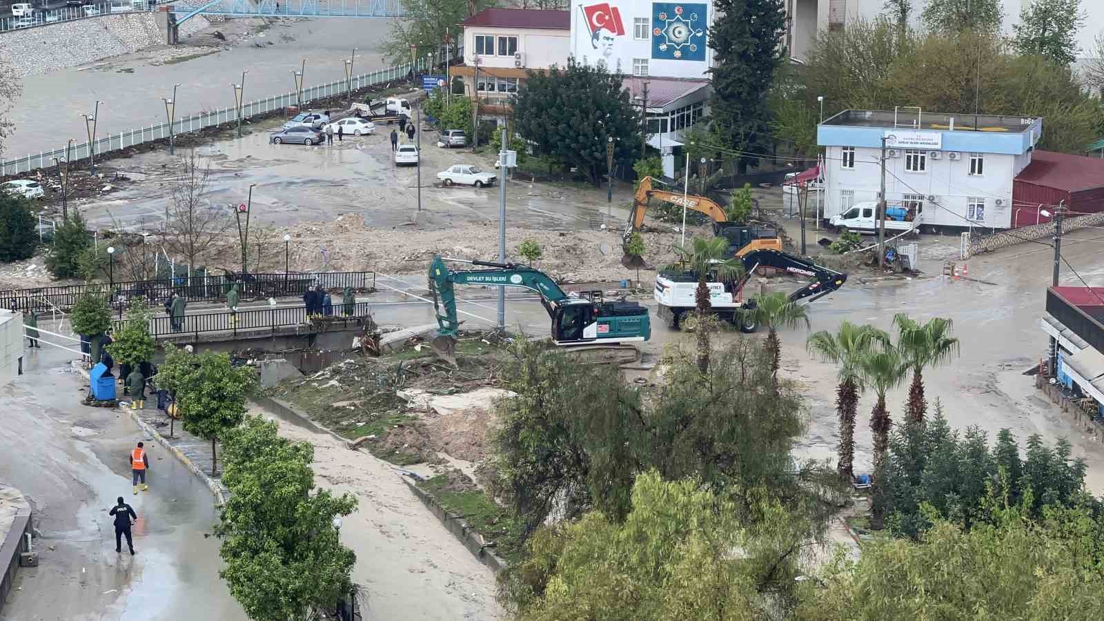 Osmaniye’de sel alarmı: 251 araç, bin 93 personel görevde
Osmaniye’de sel alarmı: 251 araç, bin 93 personel görevde