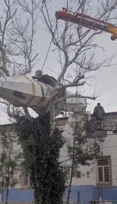 Osmaniye’de şiddetli rüzgar cami minaresini devirdi
