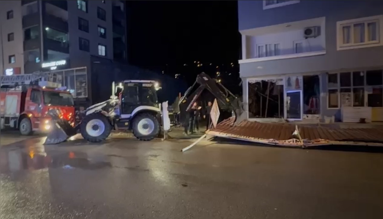 Osmaniye’de şiddetli rüzgar sundurma çatısını yerinden söktü
