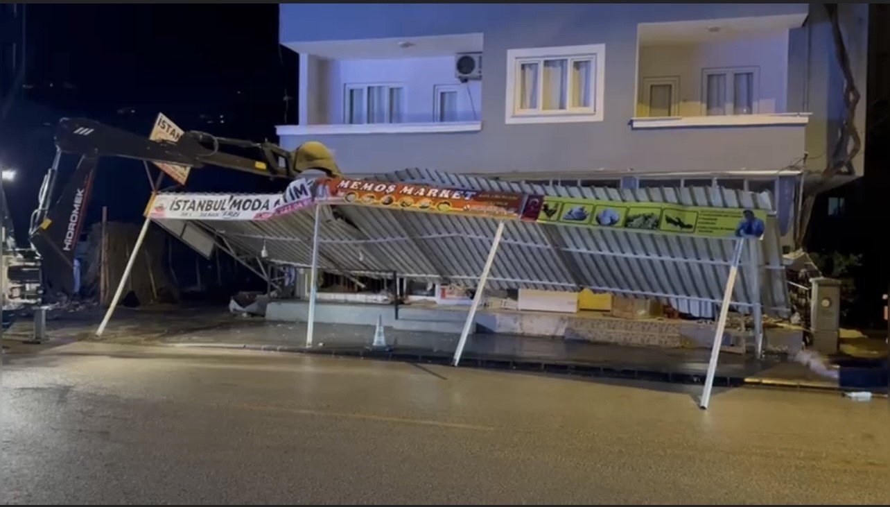 Osmaniye’de şiddetli rüzgar sundurma çatısını yerinden söktü
