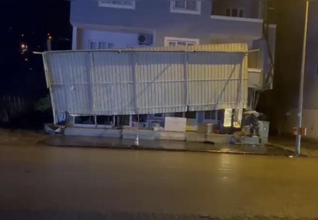 Osmaniye’de şiddetli rüzgar sundurma çatısını yerinden söktü
