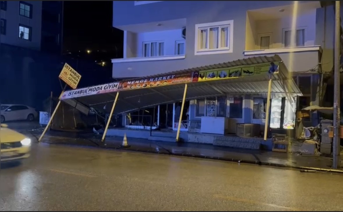 Osmaniye’de şiddetli rüzgar sundurma çatısını yerinden söktü
