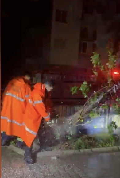 Osmaniye’de şiddetli yağış ve fırtına hayatı olumsuz etkiledi
