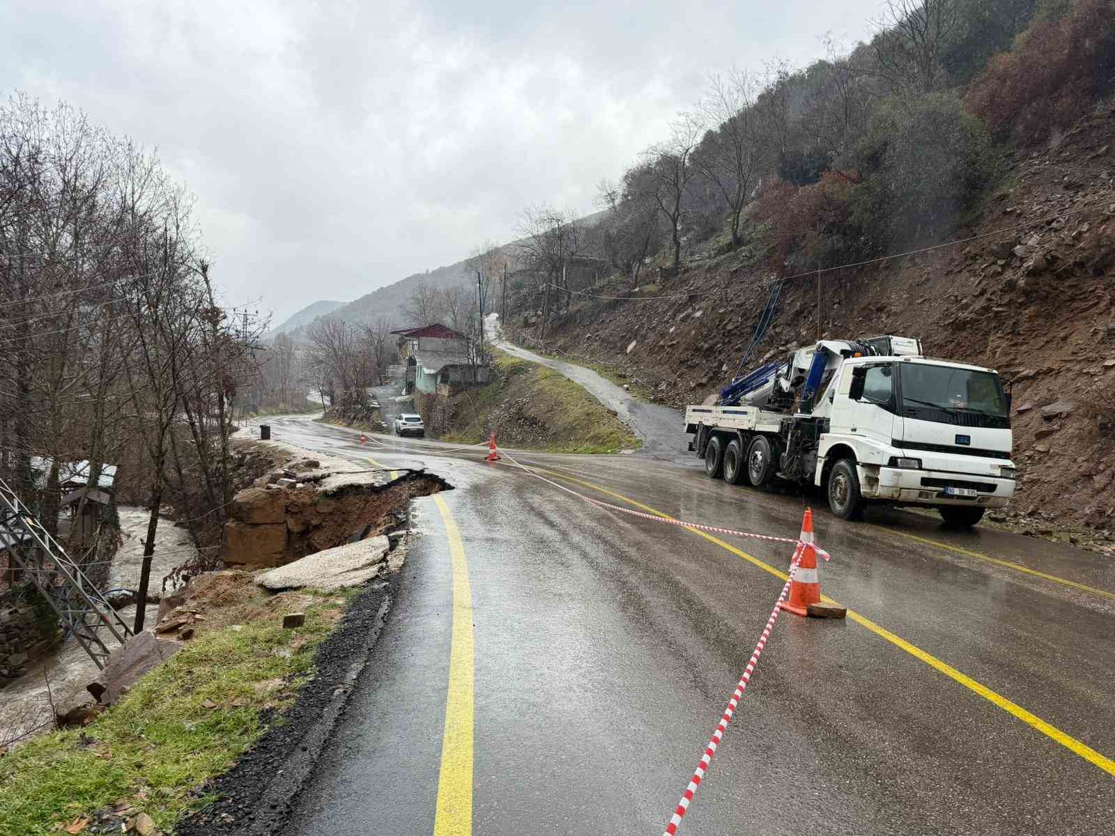 Osmaniye’de şiddetli yağışla birlikte yolda göçük yaşandı
