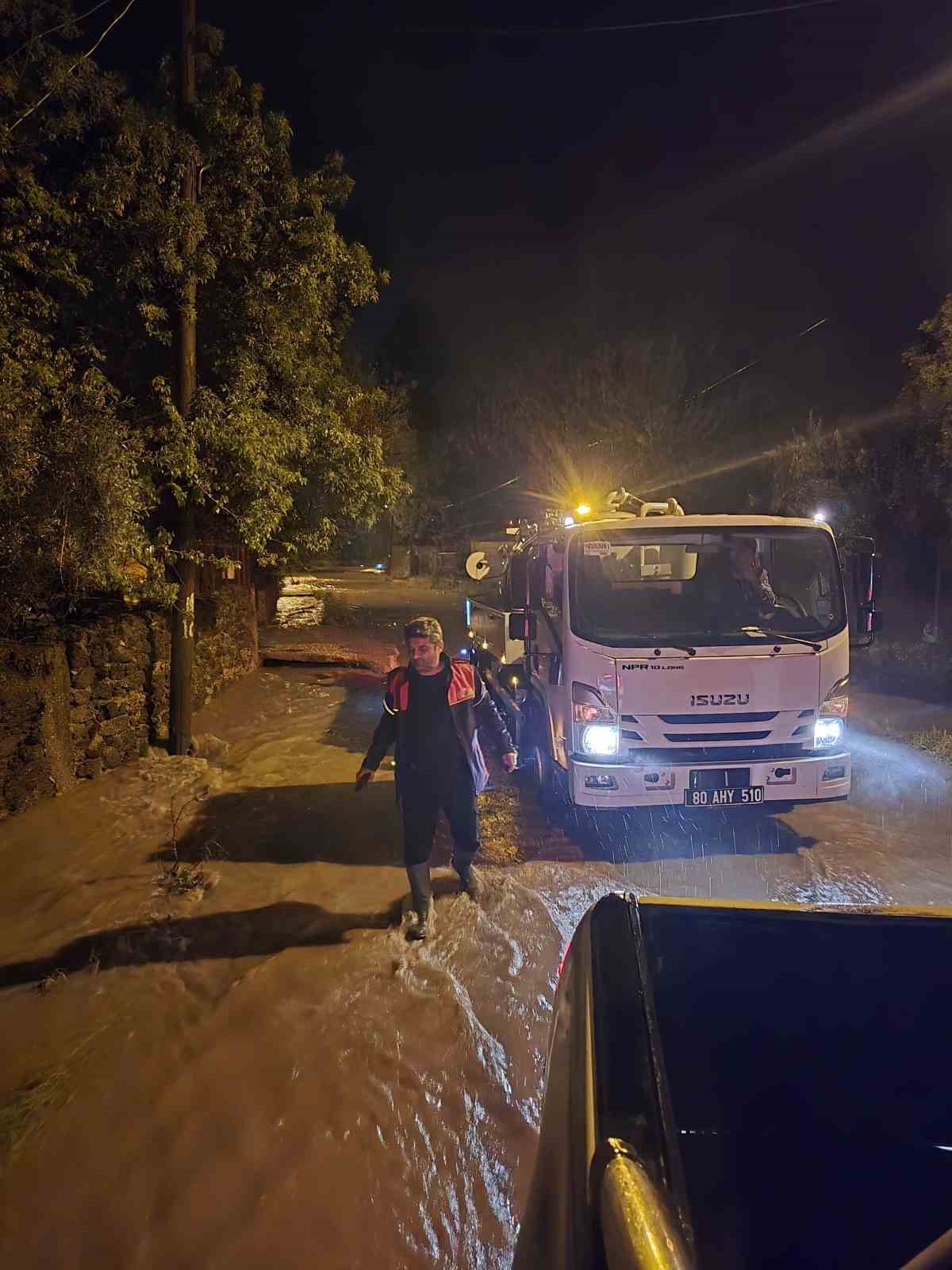 Osmaniye’de şiddetli yağmur ulaşımı vurdu
