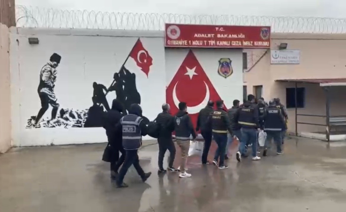 Osmaniye’de tefecilik ve silah ticareti operasyonu: Keman kutusundan otomatik tüfek çıktı
