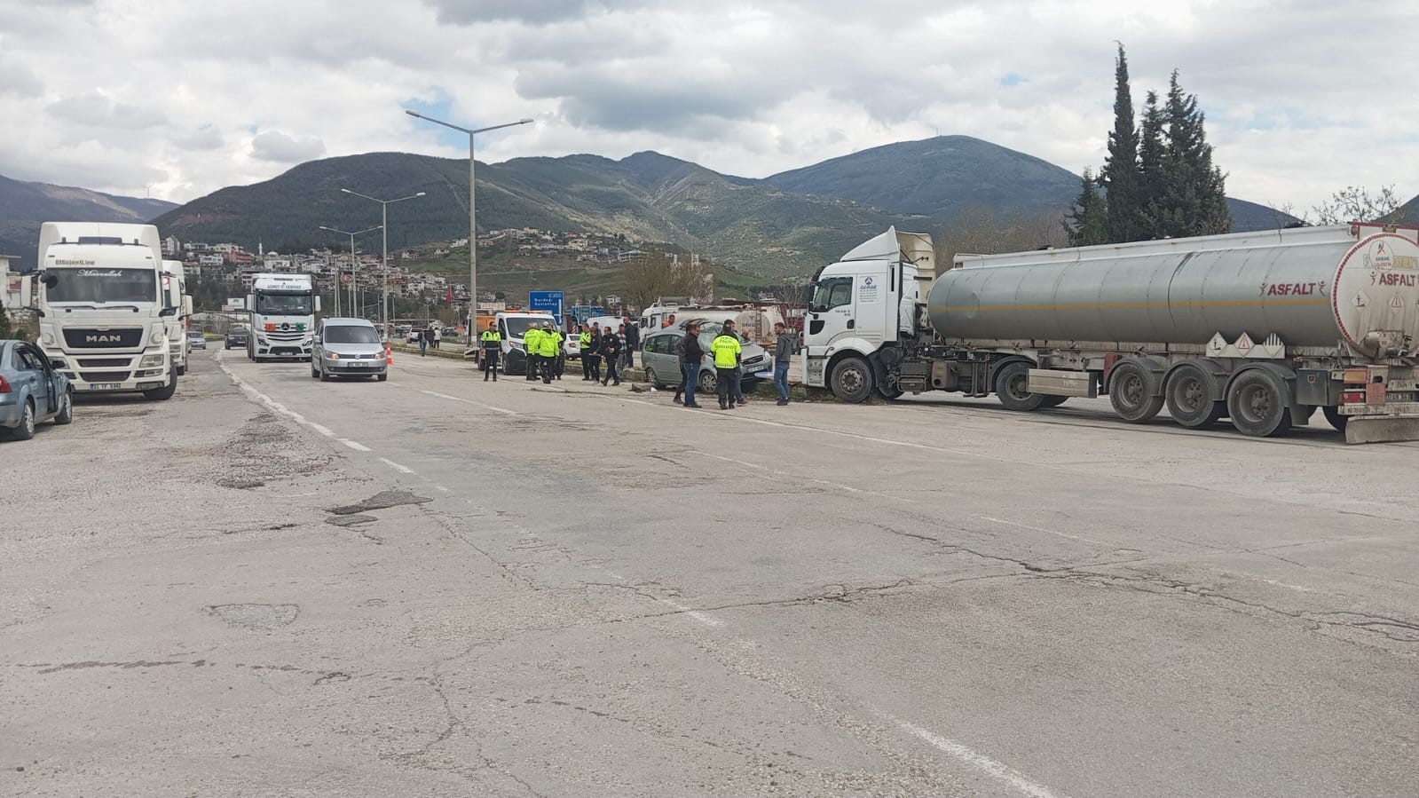 Osmaniye’de tır ile hafif ticari araç çarpıştı:1 yaralı
