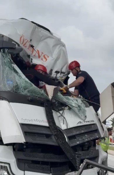 Osmaniye’de tır OSB giriş kapısına çarptı, sürücü kabinde sıkıştı
