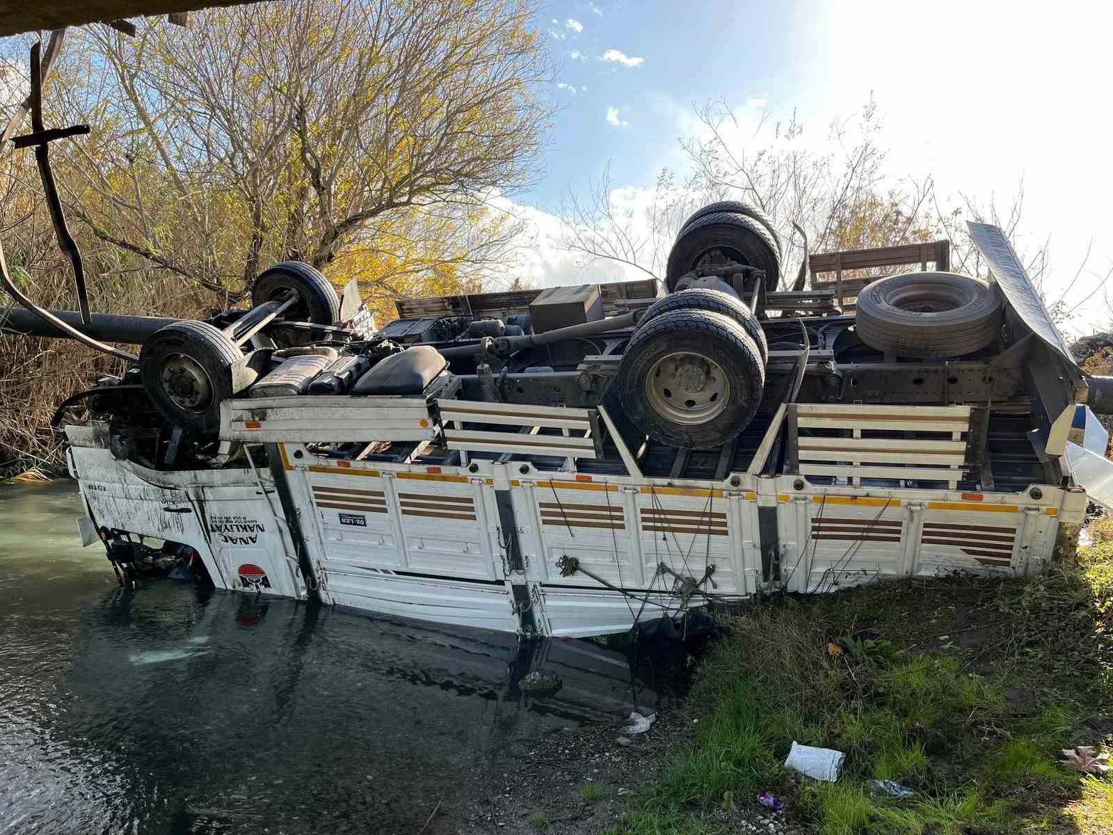 Osmaniye’de turp yüklü kamyon dereye devrildi
