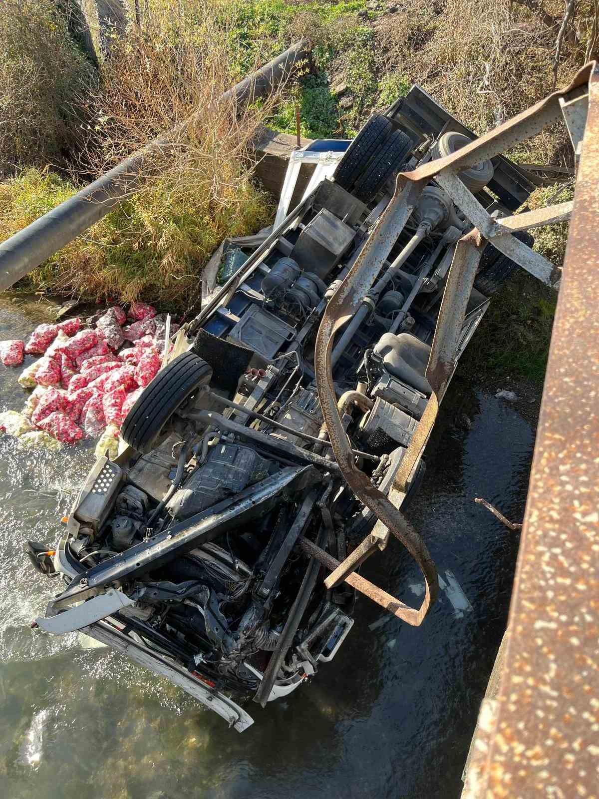 Osmaniye’de turp yüklü kamyon dereye devrildi
