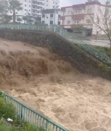 Osmaniye’de yağış felaketi: Yollar kapandı, ulaşım aksadı
