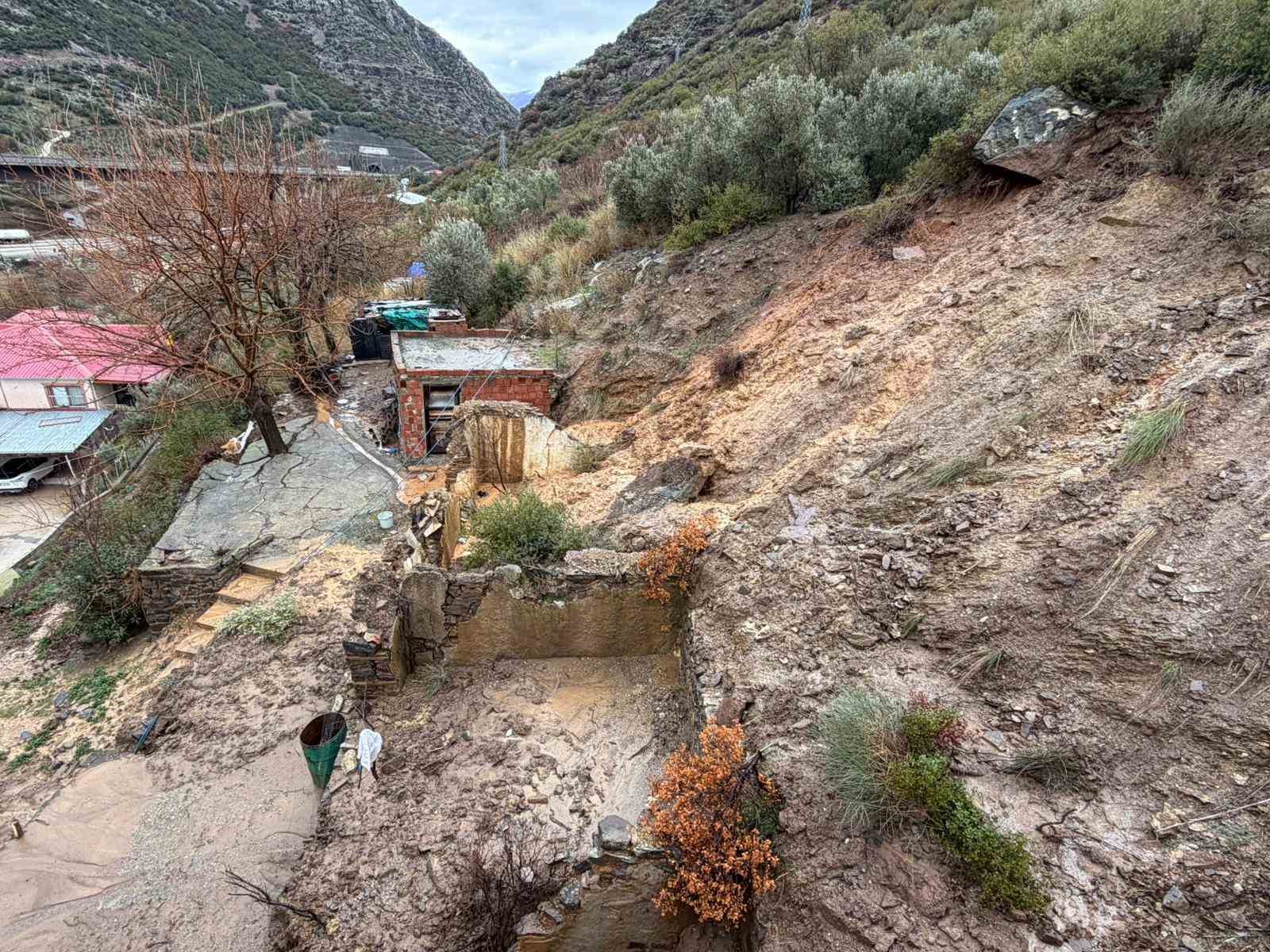 Osmaniye’de yağış sonrası toprak kaydı: 5 ev boşaltıldı
