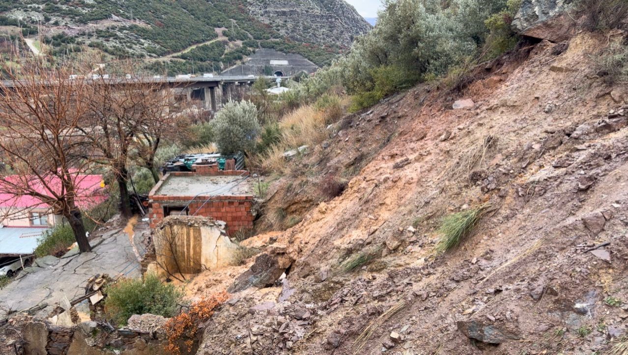 Osmaniye’de yağış sonrası toprak kaydı: 5 ev boşaltıldı
