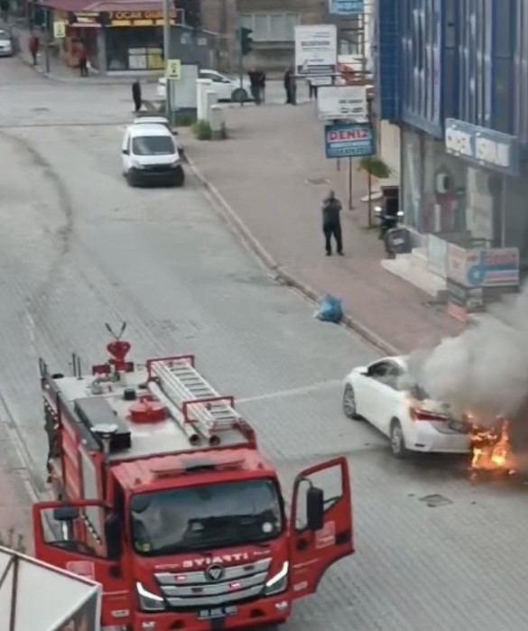 Osmaniye’de yanan otomobile ilk müdahaleyi trafik polisi yaptı
